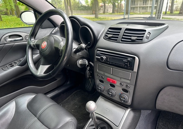 Alfa Romeo GT cena 10900 przebieg: 259000, rok produkcji 2004 z Kutno małe 596